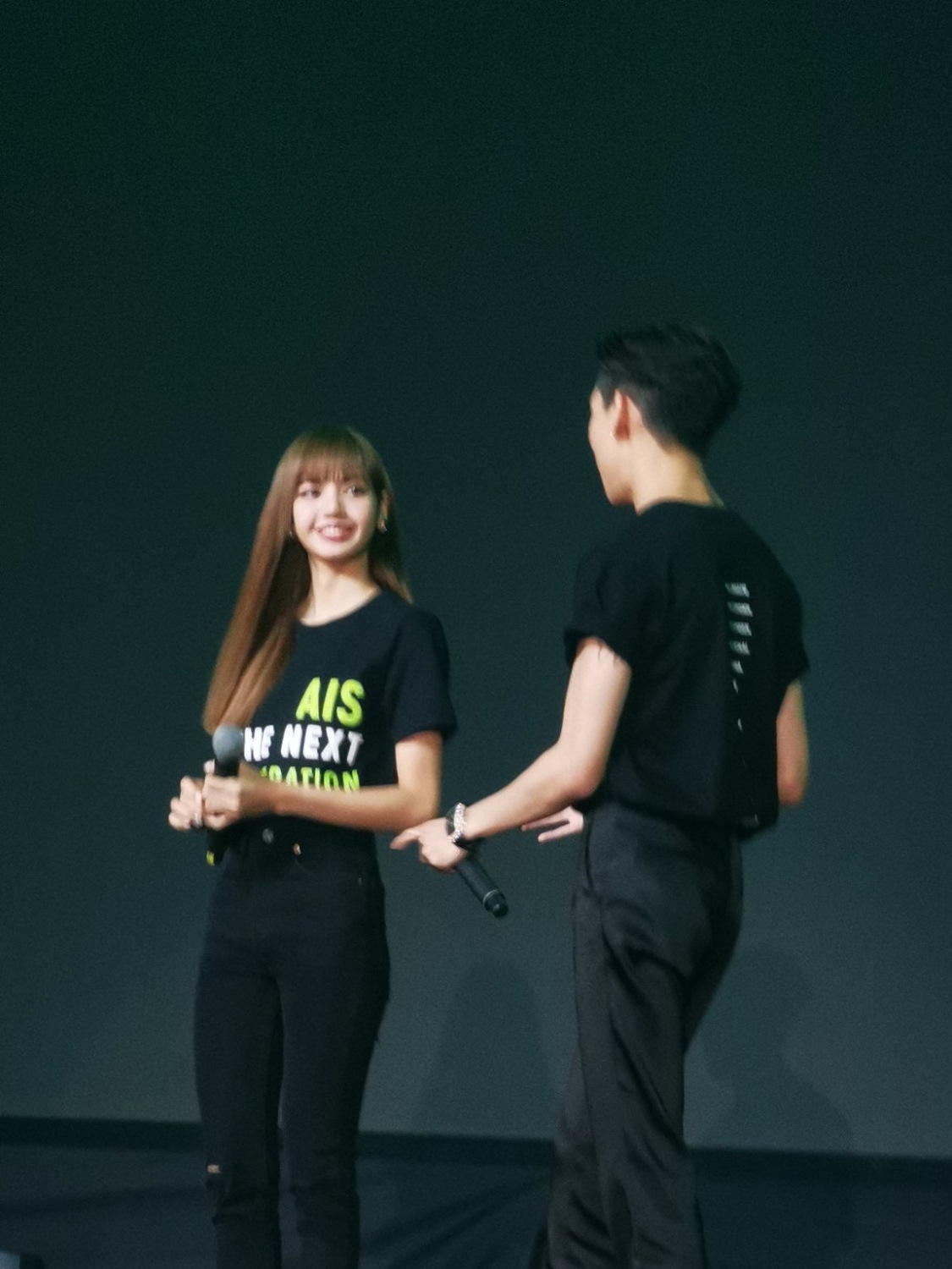 got7成员bambam与lisa同台,青梅竹马再度同框